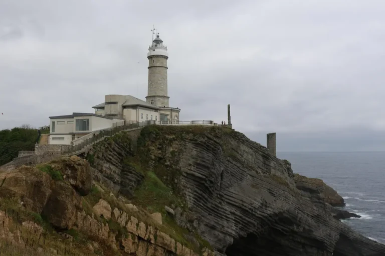 Vistas de la Península de la Magdalena, parada imprescindible en qué ver en Santander en un día desde Peñas Blancas