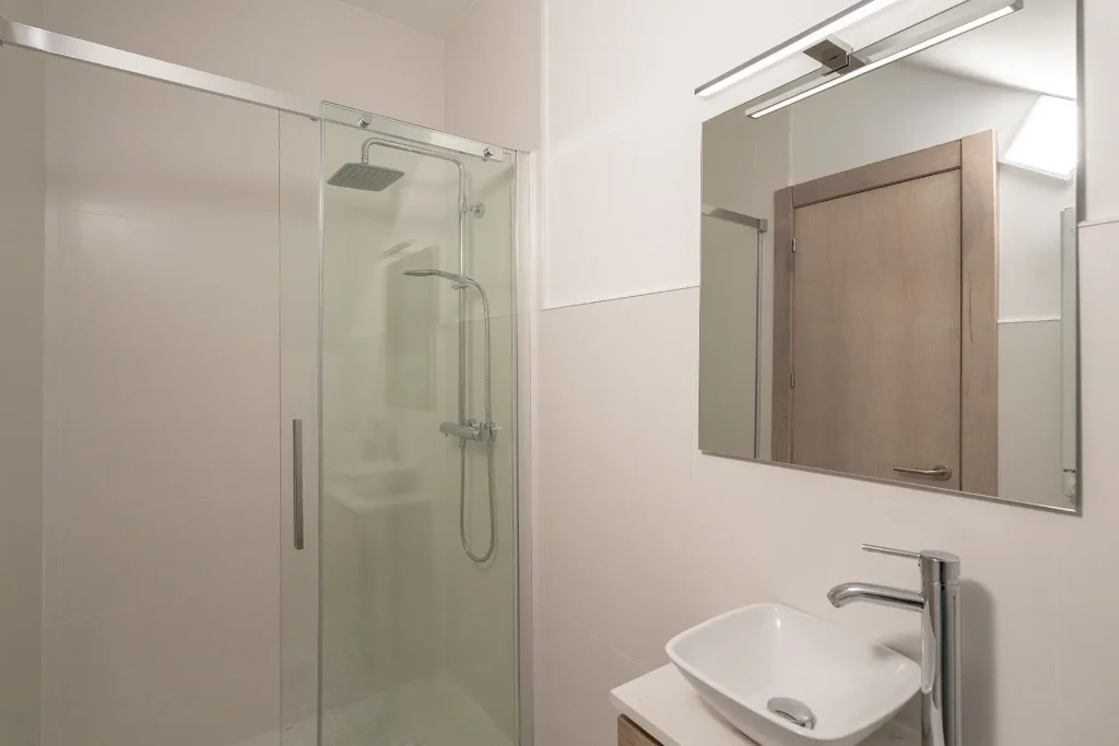 Baño en suite con ducha en apartamento rural