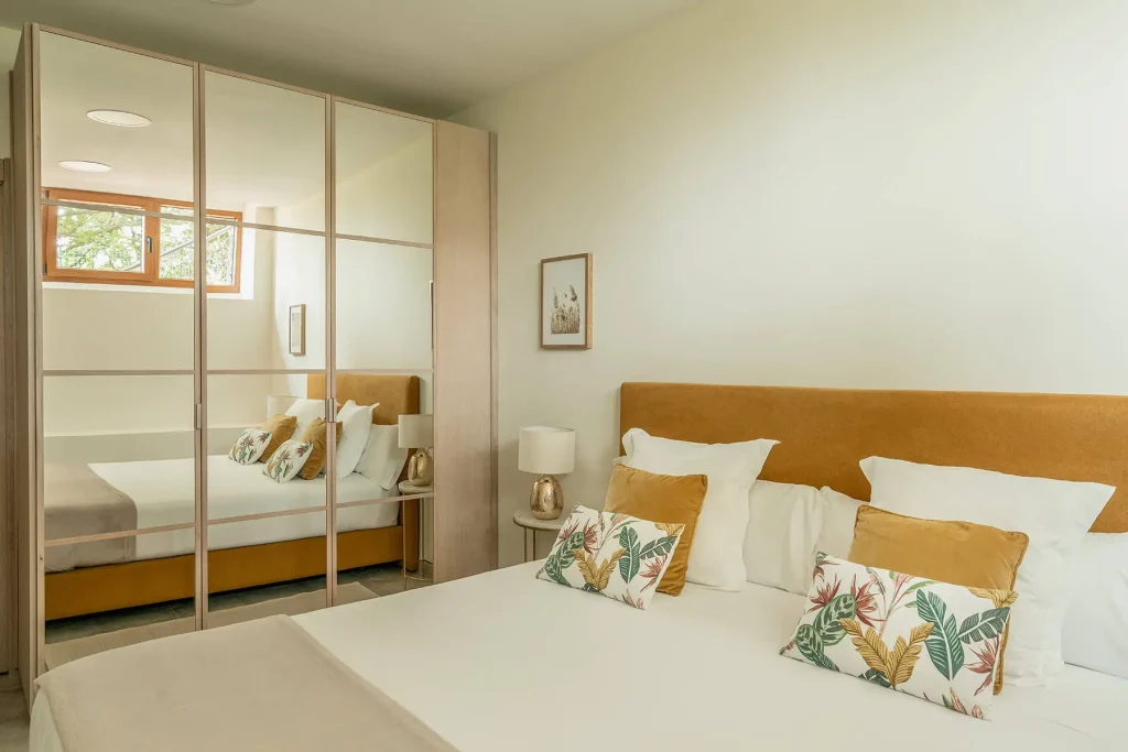 Habitación acogedora con cama King-size y decoración sencilla