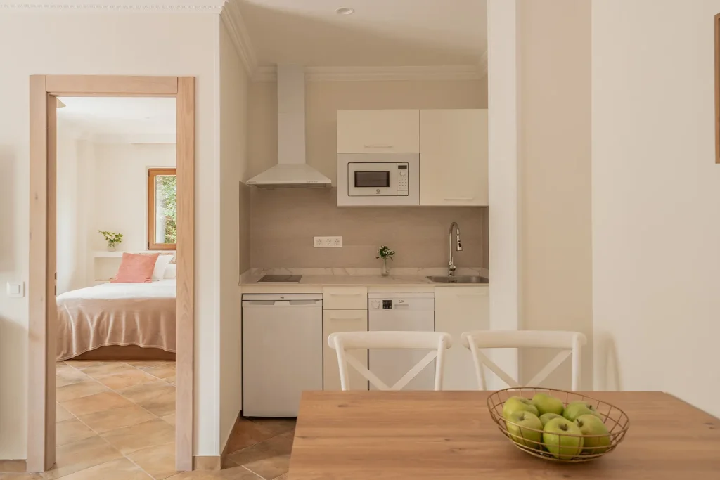Cocina equipada en apartamento con salón 3