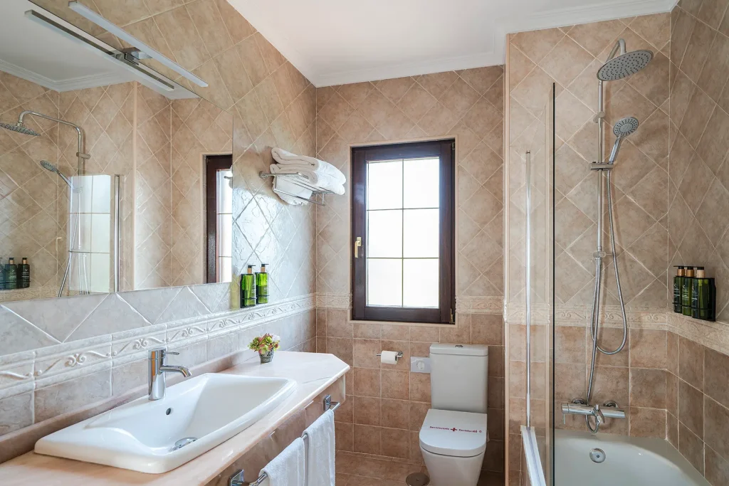 Detalle del baño moderno con ducha y accesorios incluidos