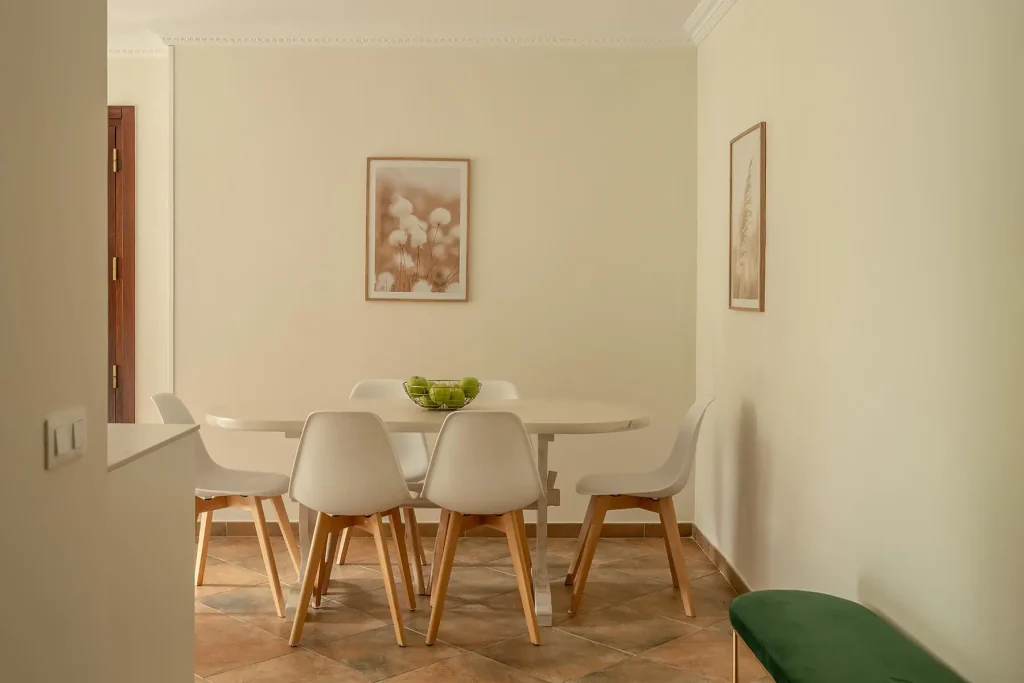 Salón luminoso con sofá cama en alojamiento amplio Cantabria 6