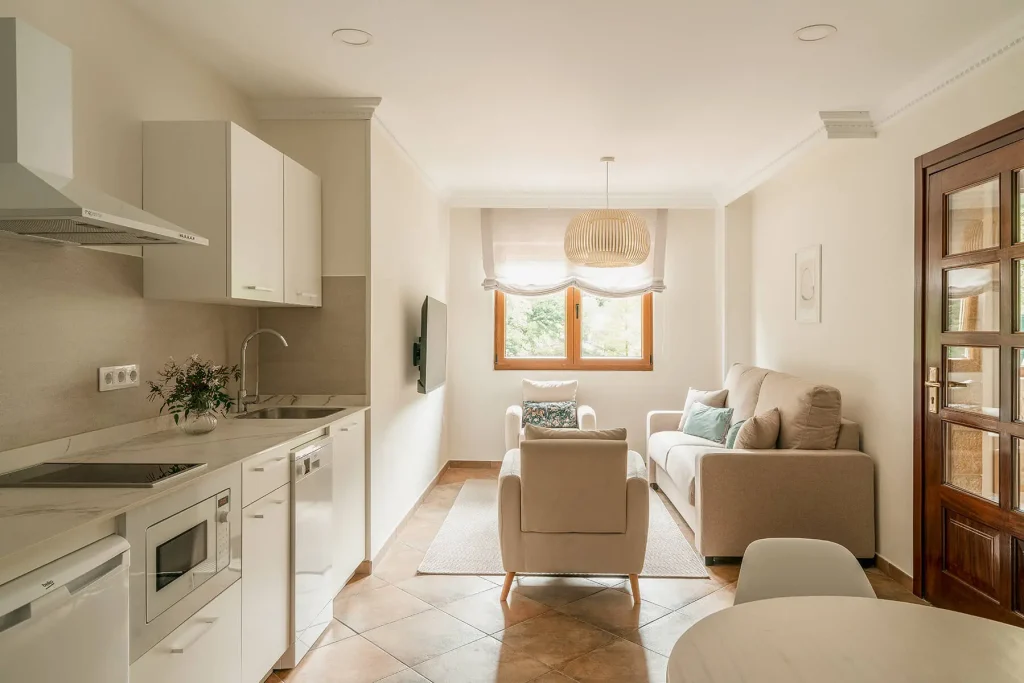 Zona de estar con luz natural, perfecta para descansar o comer en familia