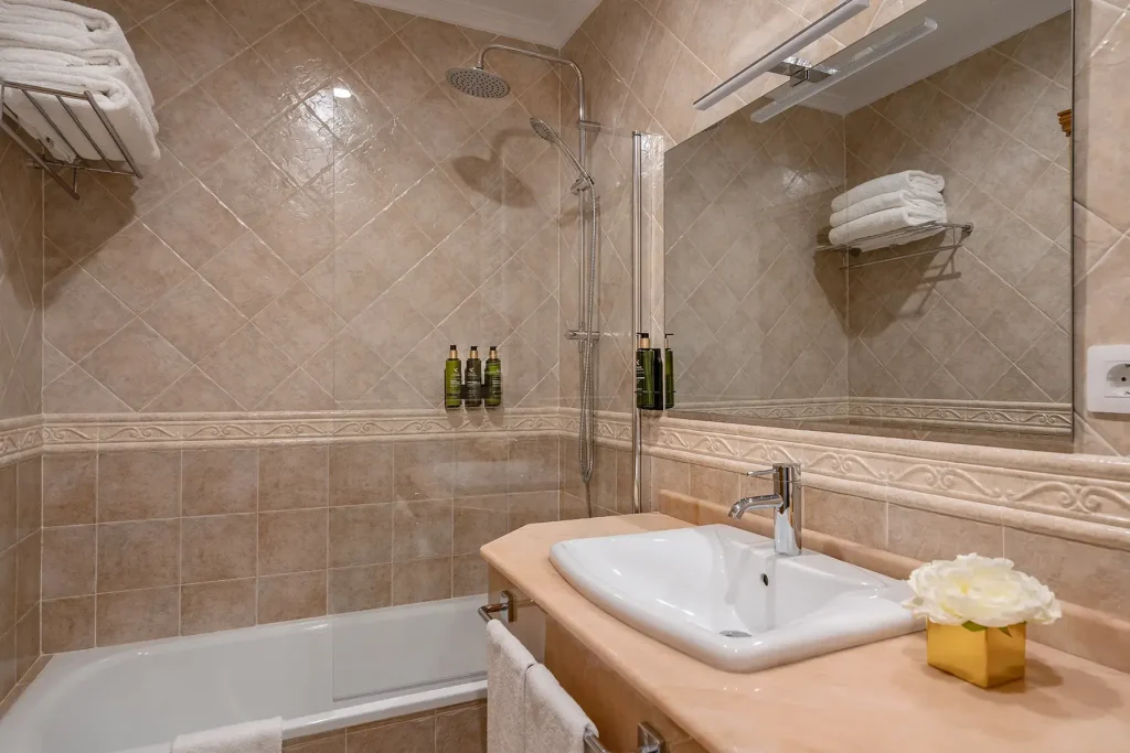 Baño en suite con bañera en alojamiento amplio Cantabria 6