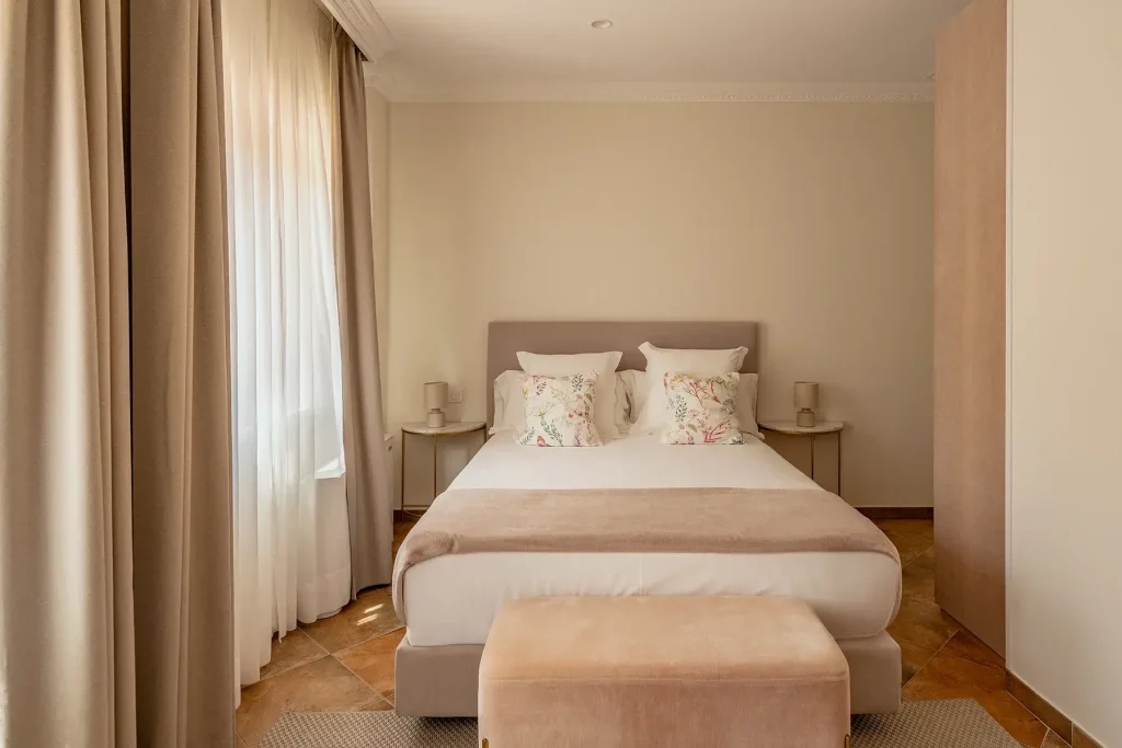 Cama doble en apartamento en Cantabria