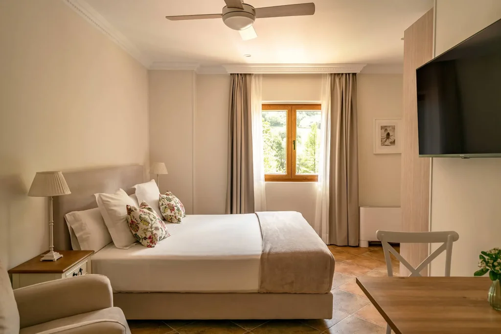 Dormitorio con estilo y luz natural