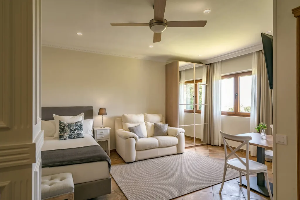 Espacio común con sofá, mesa de comedor y acceso directo a la cocina