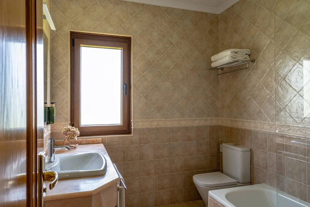 Baño privado con bañera en apartamento turístico en Cantabria