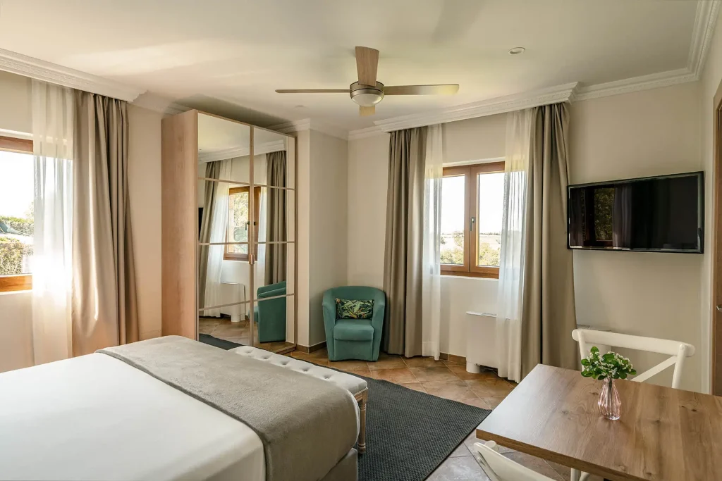 Dormitorio luminoso con armario y acceso al baño privado