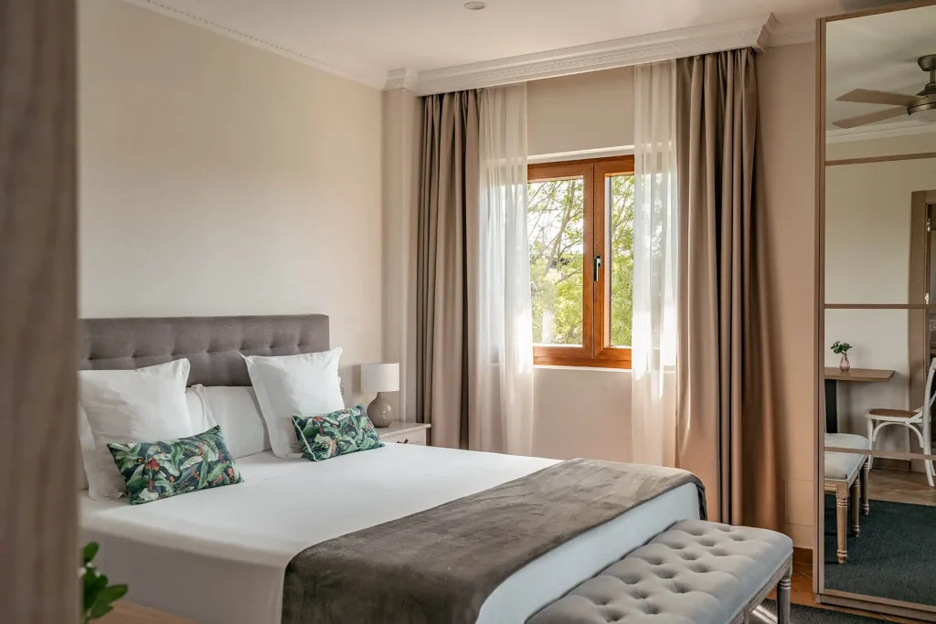 Dormitorio con cama doble de 150 cm y vistas al entorno natural