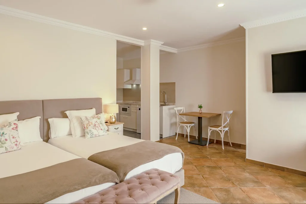 Dormitorio con cama doble de 150 cm