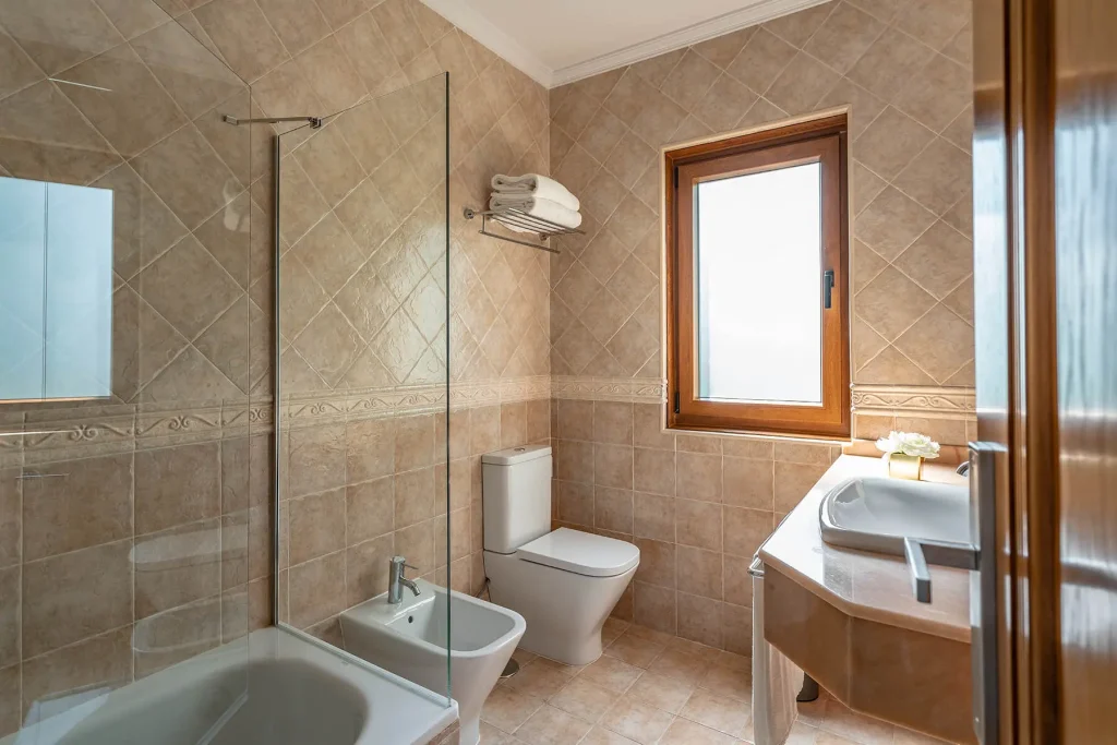 Baño privado en estudio cómodo para dos