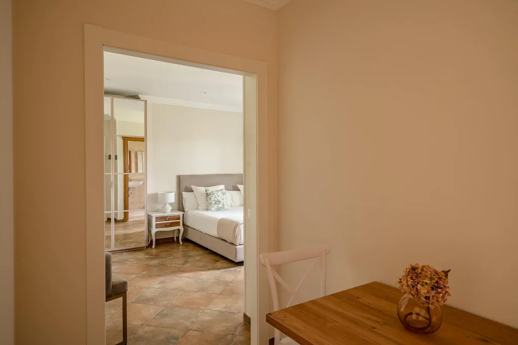 Dormitorio con cama doble de 150 cm y vistas al entorno natural