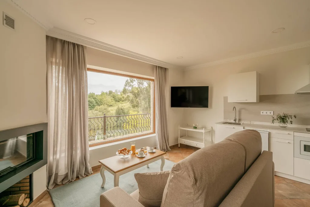 Salón con sofá cama en apartamento 3 confort naturaleza