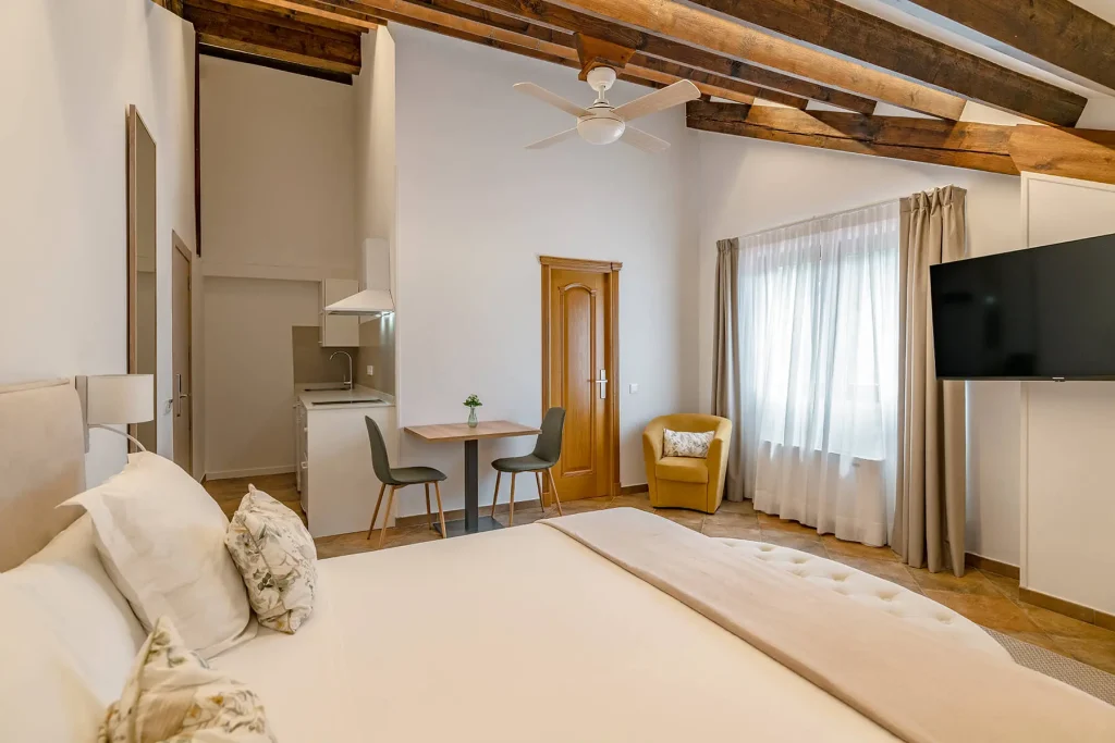 Dormitorio con cama doble de 150 cm y vistas al entorno natural