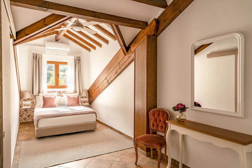 Dormitorio con cama doble de 150 cm y vistas al entorno natural