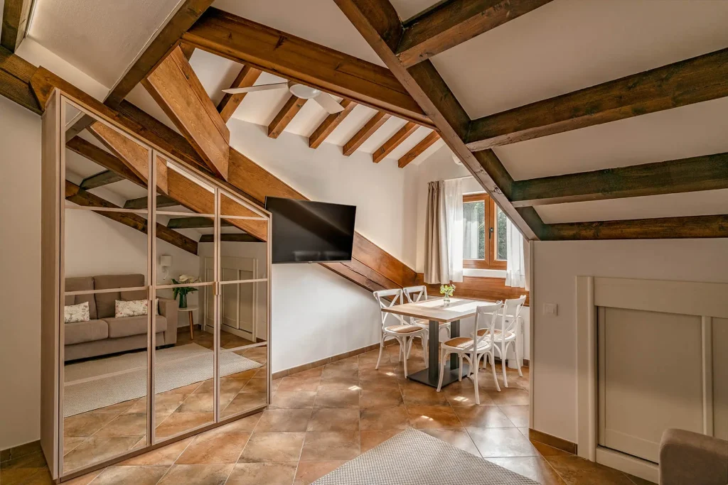 Salón con sofá cama en apartamento 3 personas