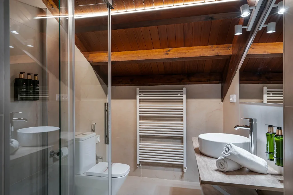 Detalle del baño moderno con ducha y accesorios incluidos