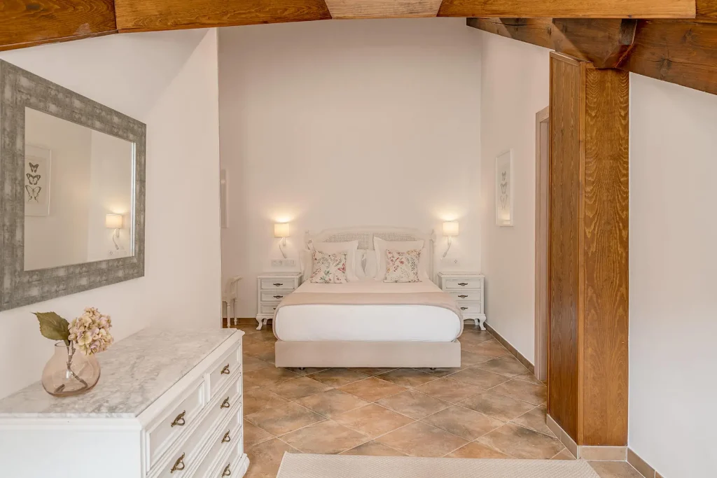 Habitación acogedora con cama King-size y decoración sencilla