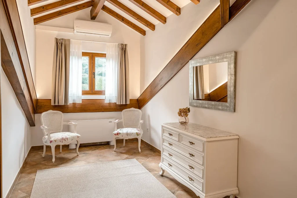 Dormitorio con cama doble de 150 cm y vistas al entorno natural