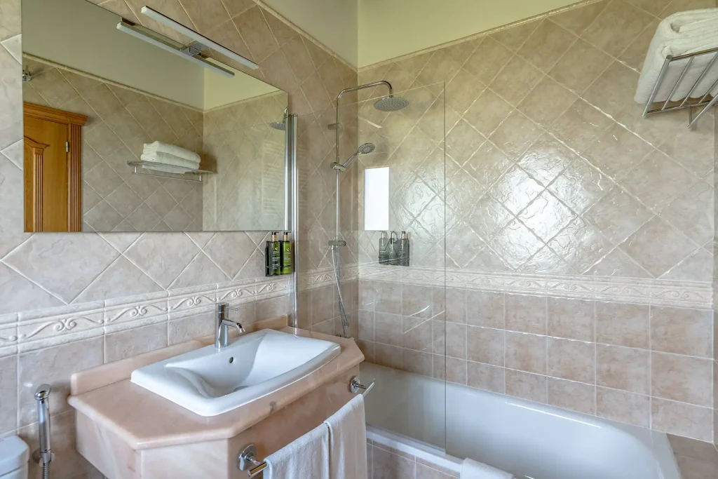 Baño privado en estudio rural para parejas