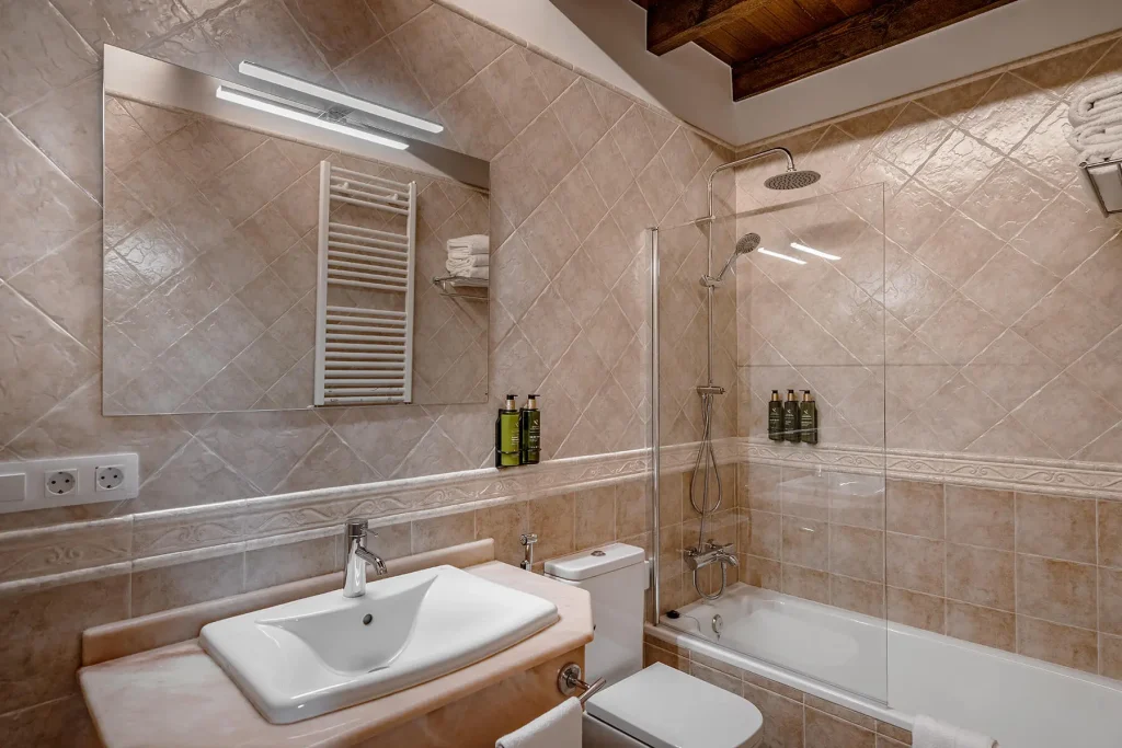 Baño privado con bañera en apartamento turístico en Cantabria