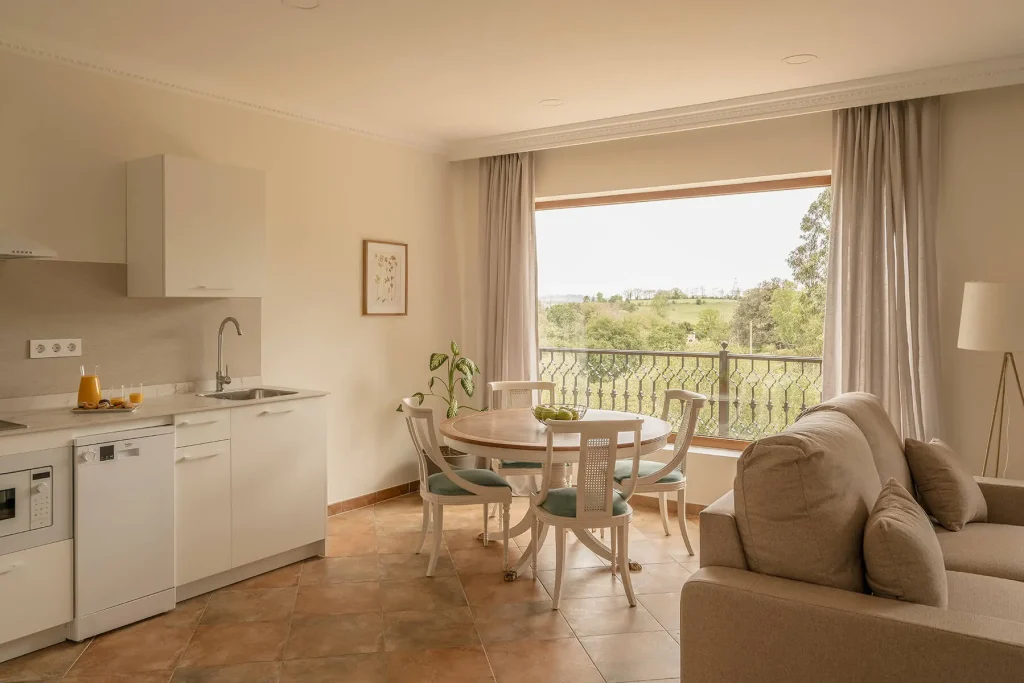 Salón-comedor con sofá cama y televisión en apartamento de 3 personas