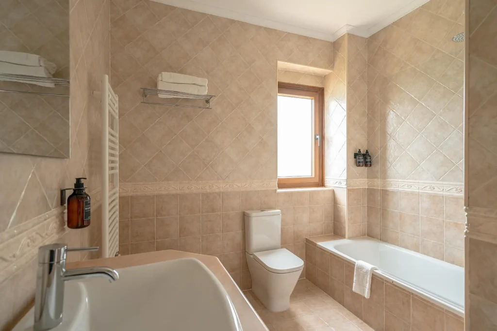 Baño privado con bañera en apartamento turístico en Cantabria
