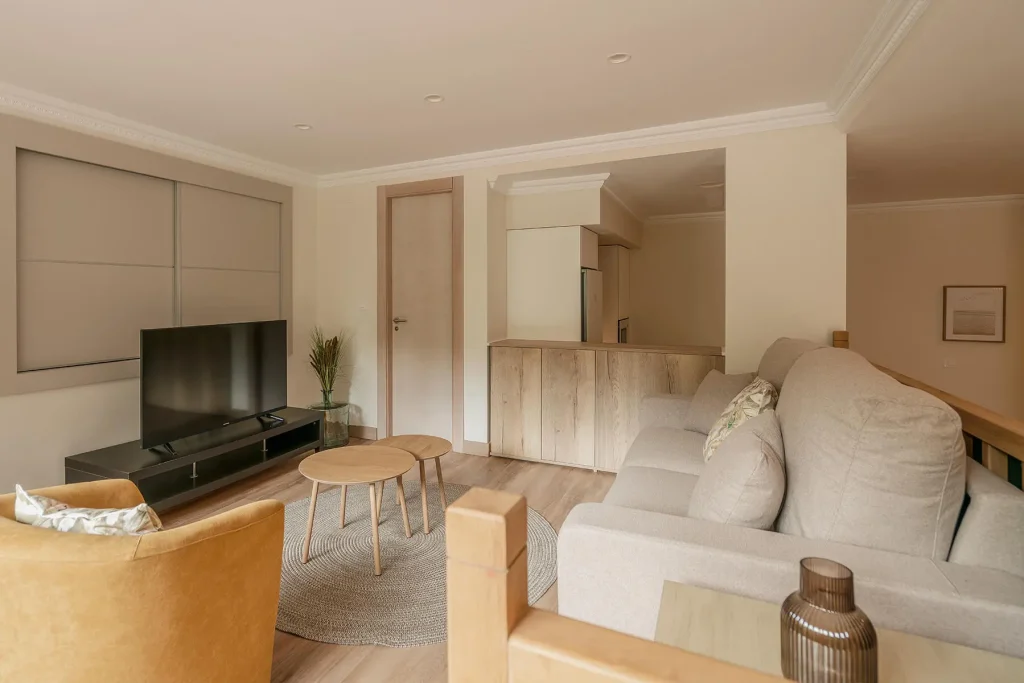 Salón-comedor con sofá cama y televisión en apartamento de 4 personas