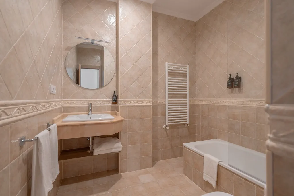 Baño en suite con bañera en apartamento 4 personas