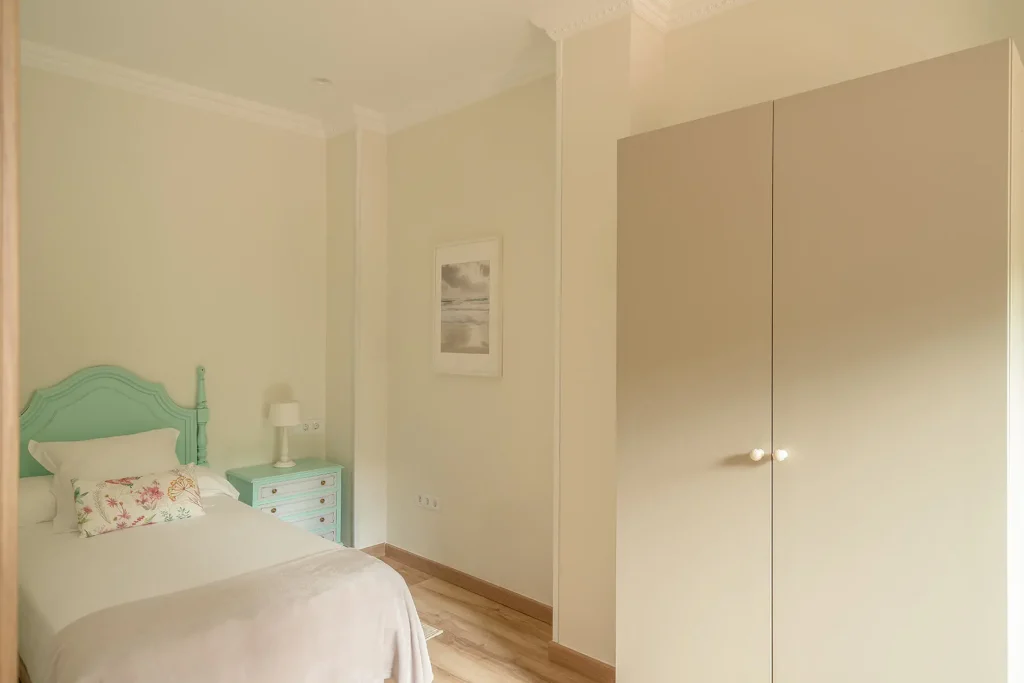 Dormitorio luminoso con armario